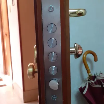 Catenacci e maniglia sul bordo di una porta blindata