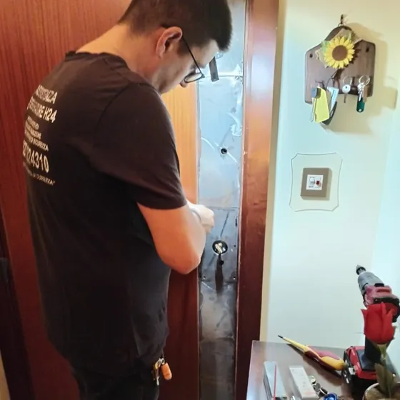 Intervento su una porta con le chiavi rimaste all’interno