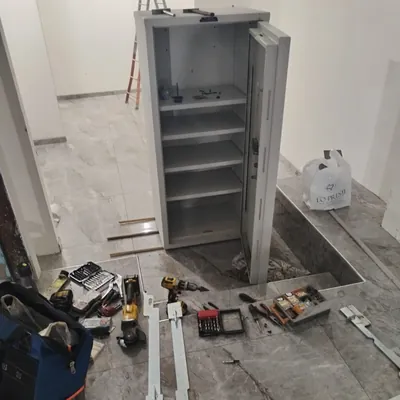 Installazione di una cassaforte a due ante