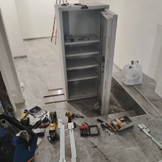Installazione di una cassaforte a due ante
